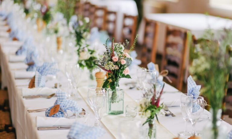 18 Tablecloth Ideas to Promote Your Wedding Centerpieces